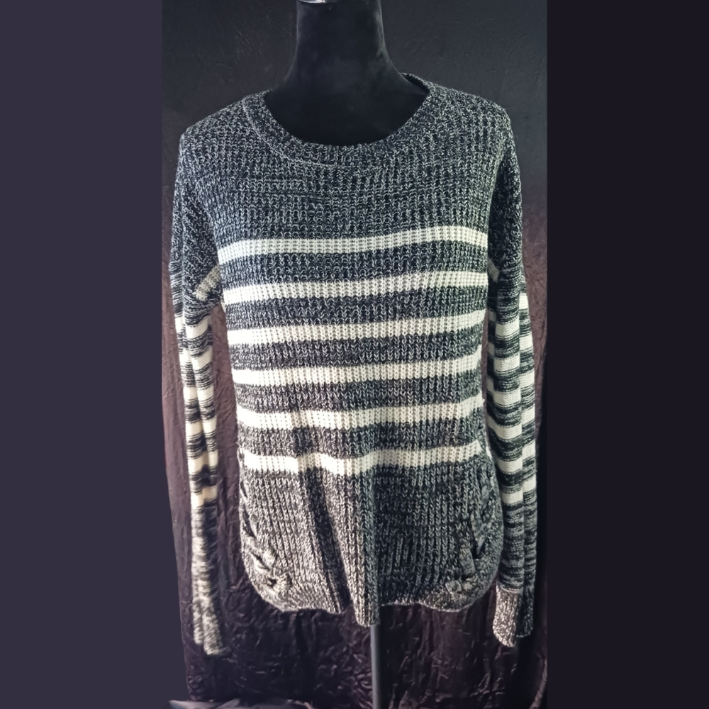 Gray_white sweater